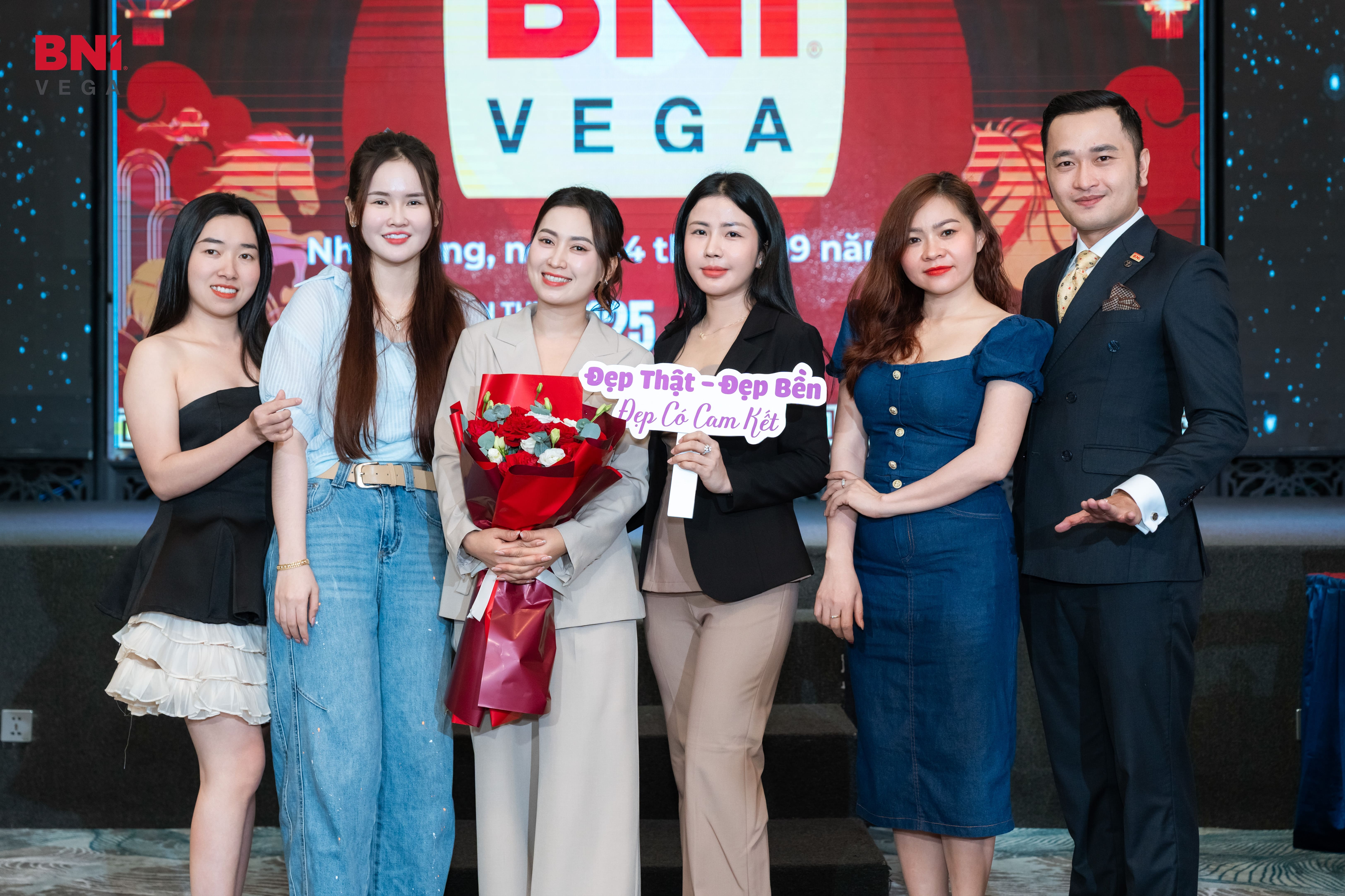 Khách hàng cùng với Spa giao lưu