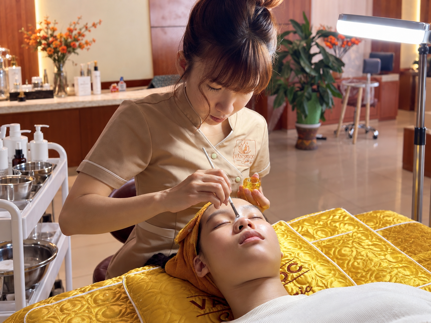 Khách hàng đang được Spa chăm sóc da