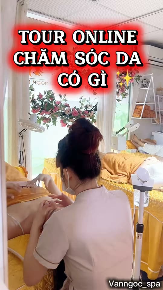 Kỹ thuật viên Văn Ngọc Spa đang thực hiện một buổi chăm sóc da