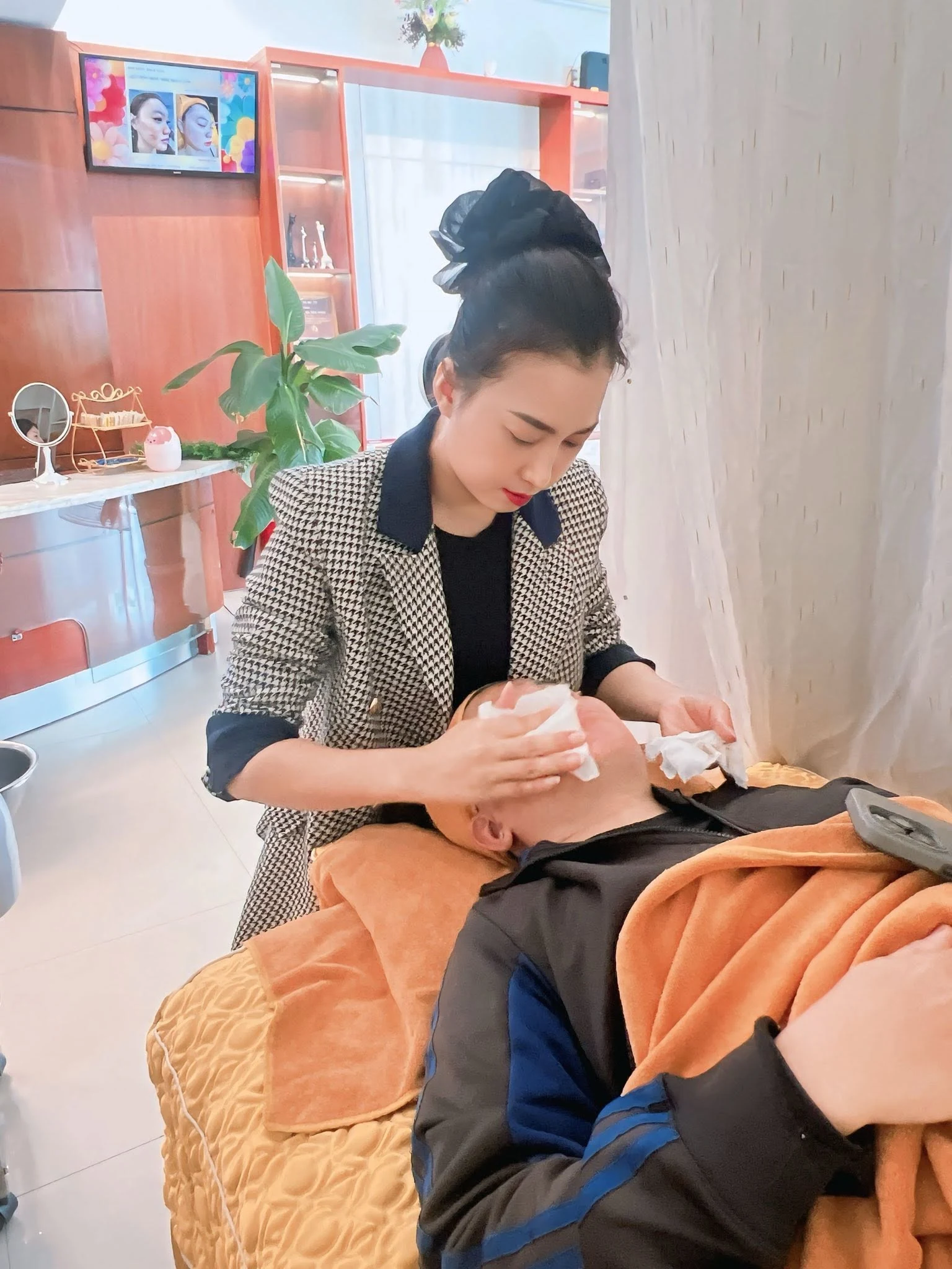 Kỹ thuật viên Văn Ngọc Spa chăm sóc trực tiếp cho khách hàng
